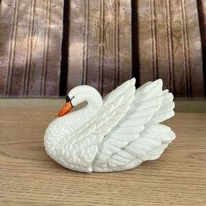 Royal Heritage Swan figurine